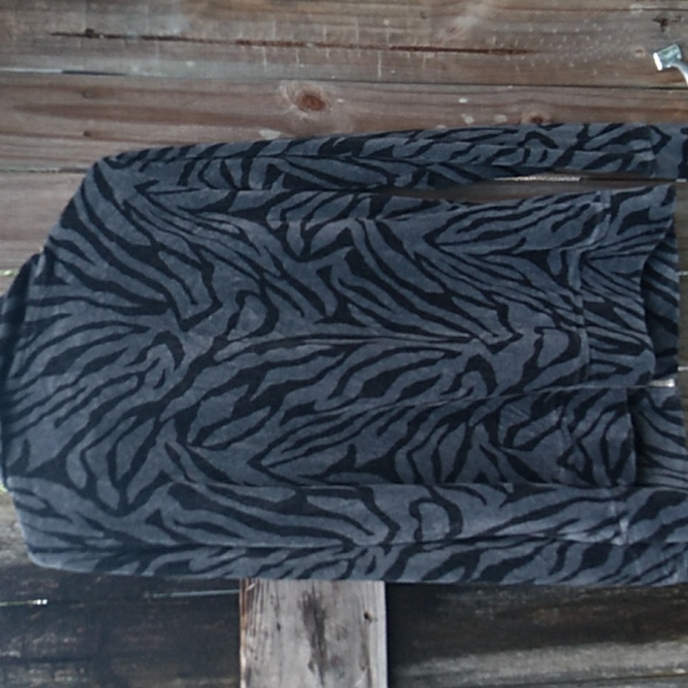 Black & Silver Velour ZipperedJacket (M) - Picture 7 of 10